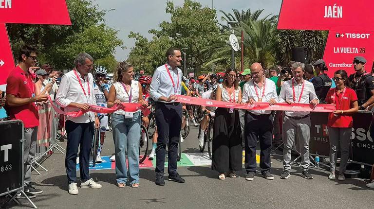 <i>Javier Guillén, Beatriz López, Juan Latorre, África Colomo, Manuel Fernández y José Vicioso cortan la cinta antes de la salida. / La Vuelta. </i>