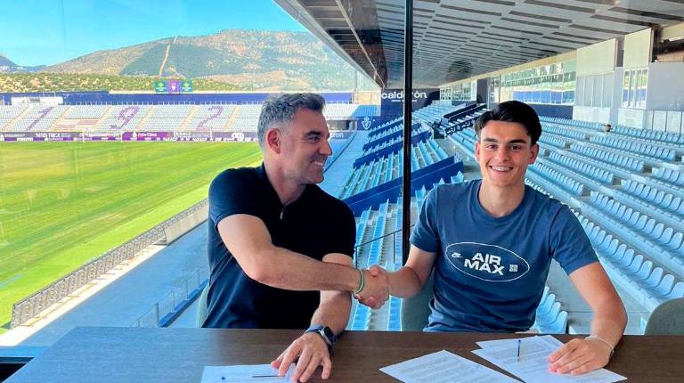 <i>Fran Anera y Rubén se estrechan la mano después de firmar el contrato.</i>