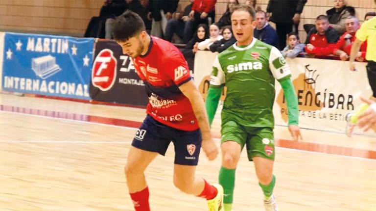 <i>Una jugada de Puerma en un partido del Oleoinnova Mengíbar durante esta temporada. / Oleoinnova Mengíbar.</i>