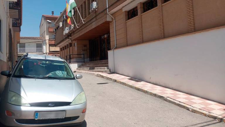 Vehículos estacionados, a las puertas de la sede judicial de Alcalá la Real. / Juan Rafael Hinojosa / Diario JAÉN. 