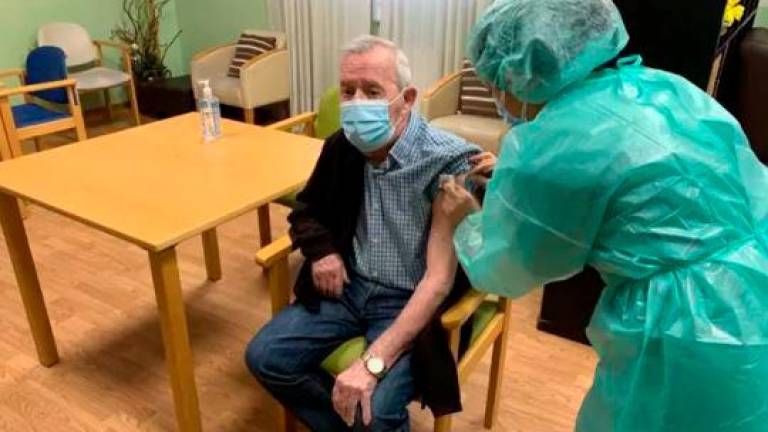 El ubetense Juan Molina, primera persona en recibir la segunda dosis de la vacuna en La Coruña y Cee