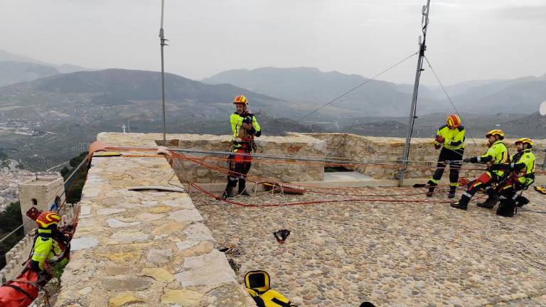 Así ha sido el simulacro de rescate de bomberos en el Castillo de Santa Catalina