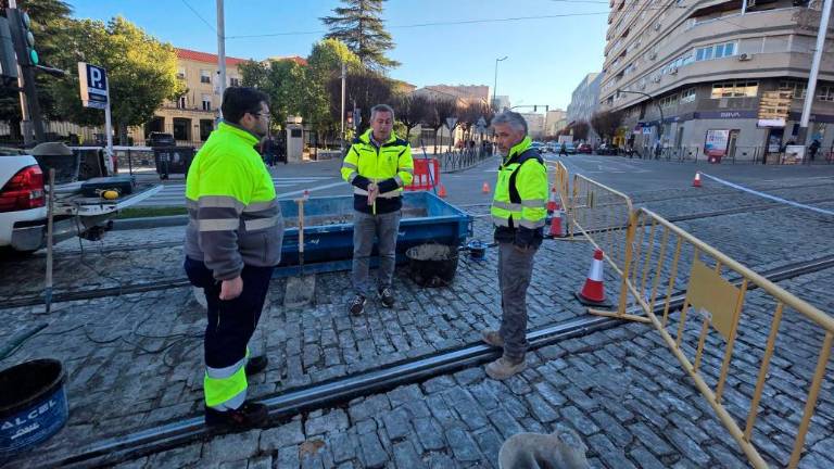 Continúa la reparación de adoquines hundidos en la plataforma del tranvía