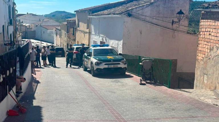 <i>Vecinos y agentes de la Guardia Civil en la calle de Huelma donde se produjo el tiroteo. Archivo. / Europa Press.</i>