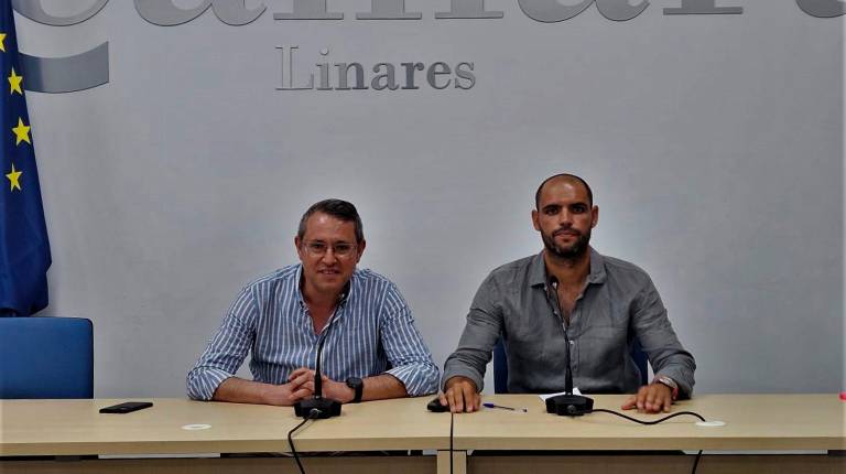 <i>Javier Vallejo y Cristian Sanz posan en la rueda de prensa celebrada en la Cámara de Comercio. / A. C.</i>
