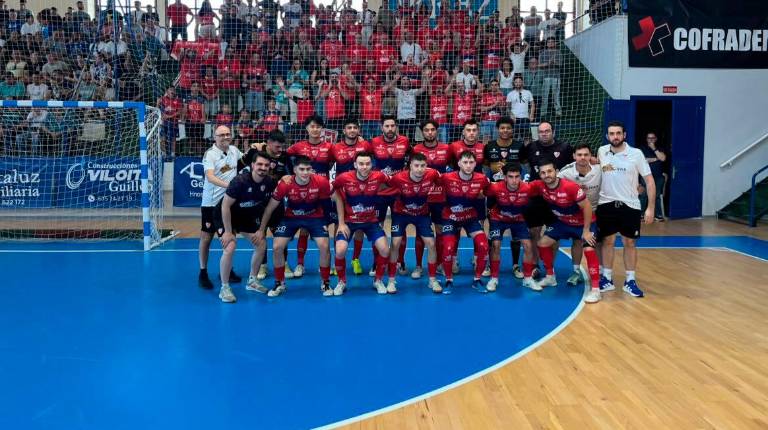 <i>Plantilla del Oleoinnova Mengíbar, junto con los mengibareños desplazados a Jerez.</i>