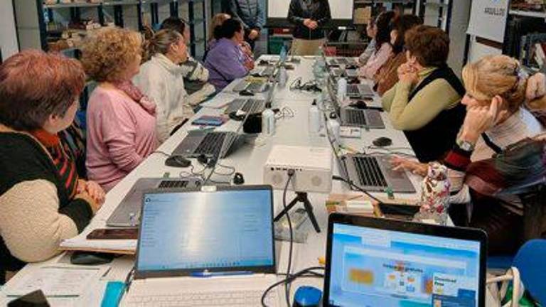 Más de 8.000 mujeres desempleadas de zonas rurales de Jaén se forman en habilidades digitales