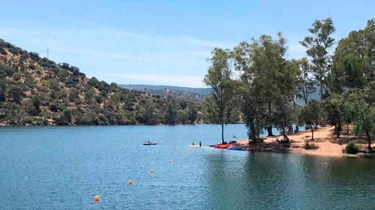 <i>Playa del embalse del Encinarejo, en imagen de archivo. / Ayuntamiento de Andújar. </i>