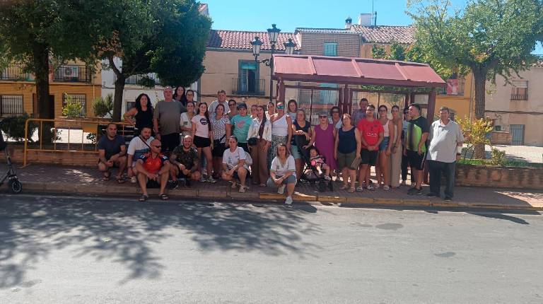 <i>Estudiantes y familiares en la parada del autobús en la manifestación por el transporte escolar en Venta de los Santos. </i>