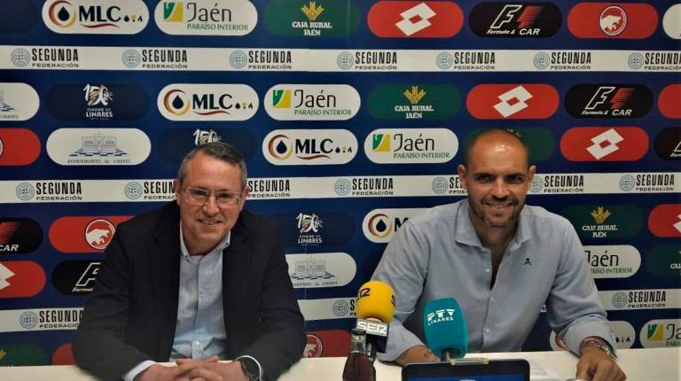 <i>Javier Vallejo y Cristian Sanz en la comparecencia de final de temporada. / Antonio del Arco.</i>