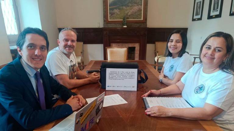 Luis García Millán se reúne con miembros de la Asociación de Colombianops de Jaén.