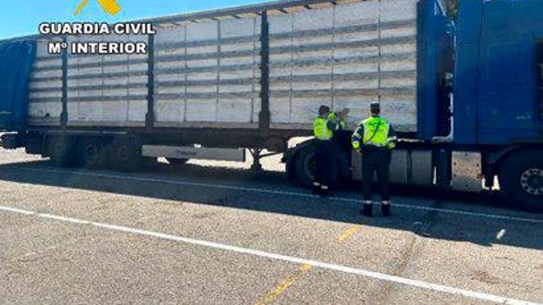 Interceptan en Andújar un camión con más de medio millón de cajetillas de tabaco de contrabando