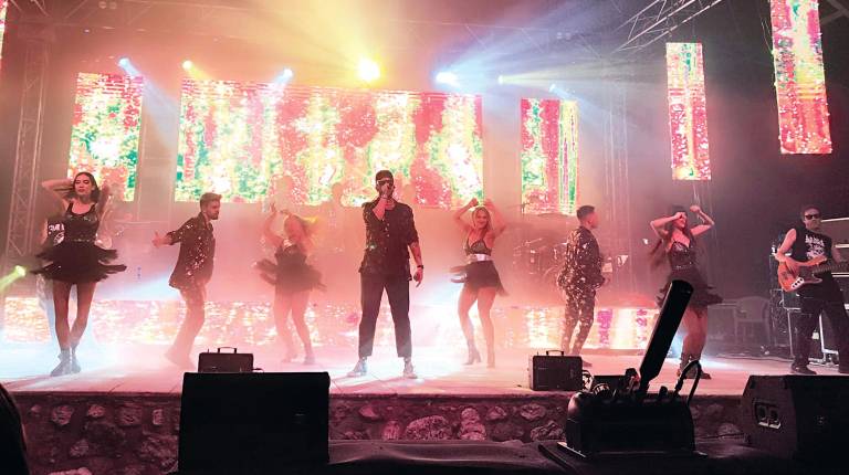 <i>La orquesta La Gran Rockset con su gran despliegue artístico sobre el escenario. </i>