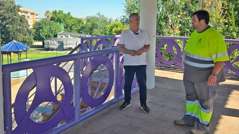 <i>El concejal Javier Padorno junto a un miembro del equipo de Mantenimiento en el parque del Bulevar. / Diputación de Jaén.</i>