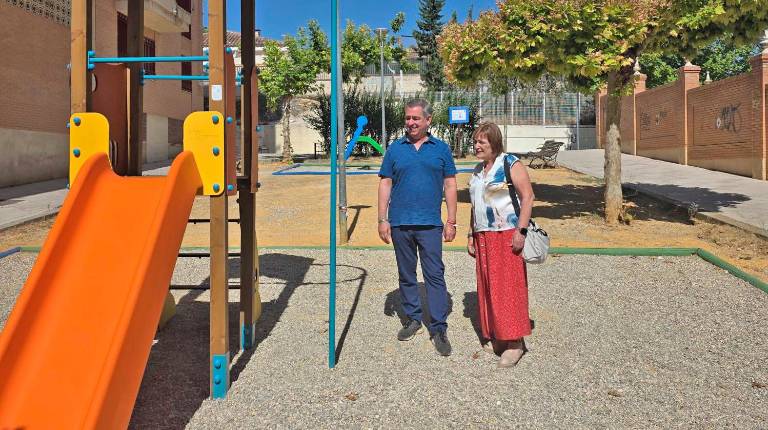 <i>Javier Padorno, acompañado por la presidenta de la asociación de vecinos Europa, Rosario Martínez, visitando la renovada zona de juegos infantiles de la calle Fuente de la Salud, en el barrio de Las Fuentezuelas. / Ayuntamiento de Jaén. </i>