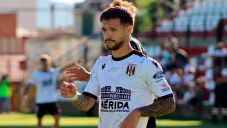 Álex Escardó, talento y experiencia para la mediapunta del Linares Deportivo