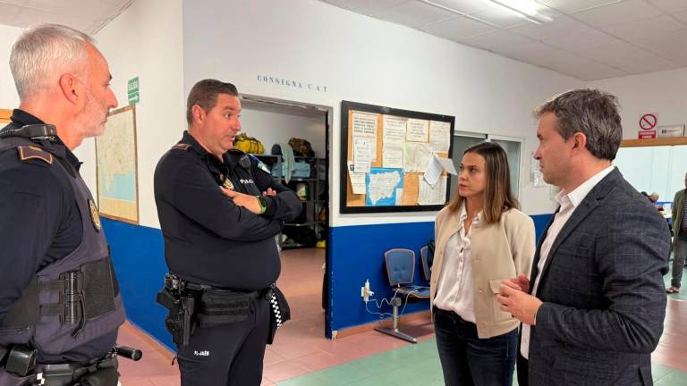El alcalde de Jaén, Julio Millán, y la concejala de Servicios Sociales, Ángeles Díaz de la Torre, en la visita al Centro Municipal de Acogida a la Persona Temporera. / Ayuntamiento de Jaén.