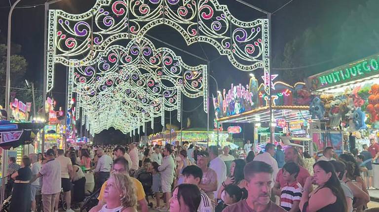 <i>Miles de personas disfrutan de la Feria de San Bartolomé desde mediados de la semana pasada, con el recinto y las casetas repletos de público.</i>