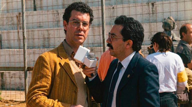 <i><b>AÑO 1986</b></i><i>. Cristóbal García del Pino es entrevistado por el periodista deportivo Manuel Contreras, en el campo de fútbol de la Federación de “El Valle”, siendo presidente en funciones. / Archivo histórico Diario JAÉN.</i>