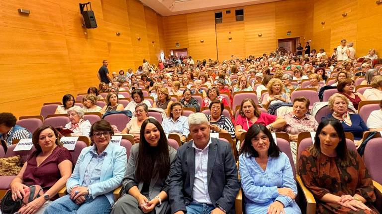 <i>Inés Arco, María Dolores Ruiz y Francisca Medina, junto al alcalde de Vilches, Adrián Sánchez, durante el acto. / Diputación de Jaén.</i>