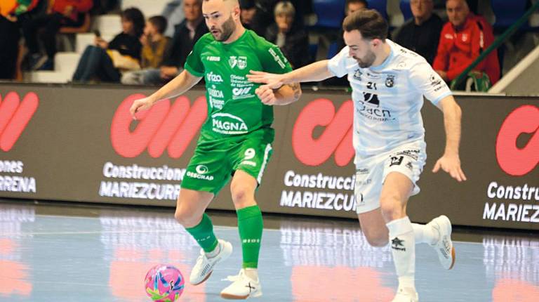 <i>Míchel presiona a Dani Saldise en la primera vuelta.</i>