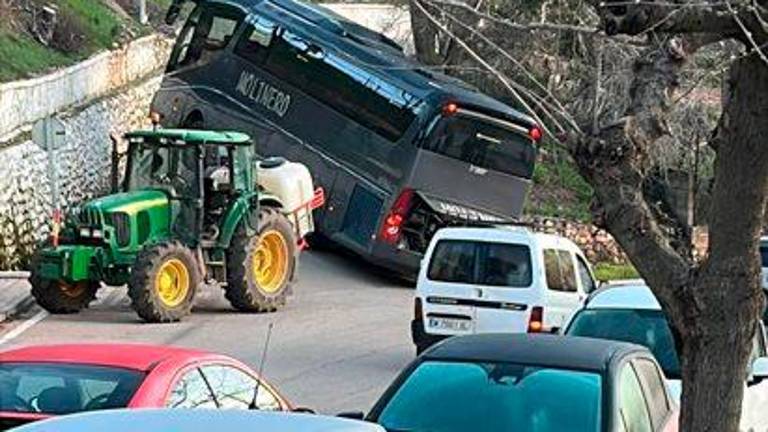 Incidente de un autobús escolar vació en la carretera que une Torres de Albanchez y Onsarea