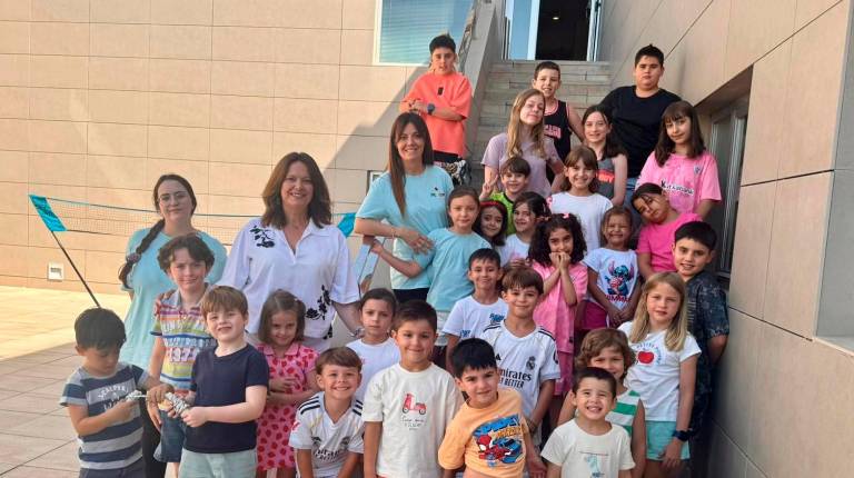 <i>La diputada Lourdes Martínez junto a dos encargadas de la ludoteca de Geolit y los niños asistentes. / Diputación de Jaén</i>