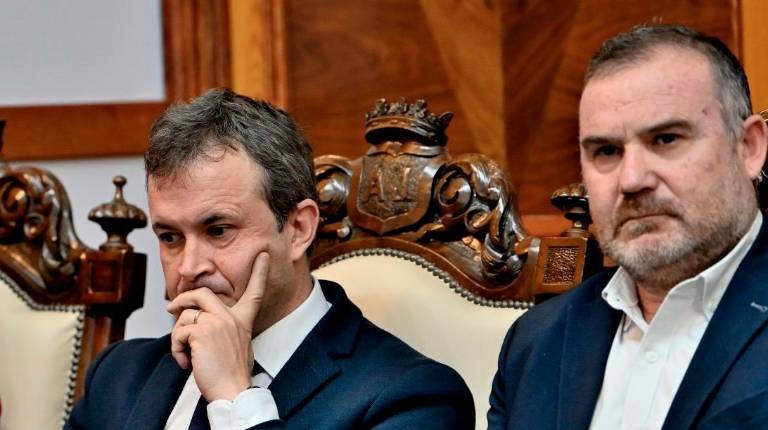 <i>Julio Millán y Carlos Alberca, el día que se formalizó la moción de censura.</i>