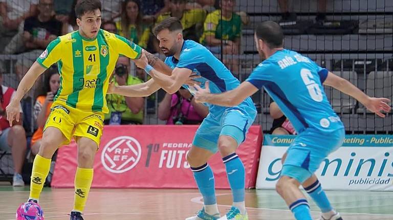 <i>Mati Rosa trata de hacer jugada ante José Raya y Raúl Gómez en el partido de la pasada temporada. / Jaén FS.</i>
