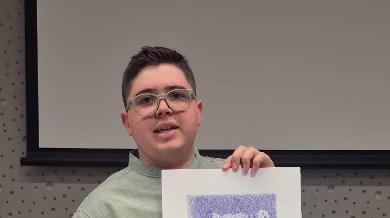 <i>En la imagen, Manuel David posa con el dibujo del Castillo de Huelma, portada de su libro y obra del artista local Paco Díaz. </i>
