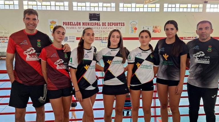 <i>Pedro Carmona, Pilar Carmona, María Jesús Aybar, Leyre Raigón, Marta Chillarón, Sandra Pastor y Lolo Chillarón. / Club Bádminton Arjonilla.</i>