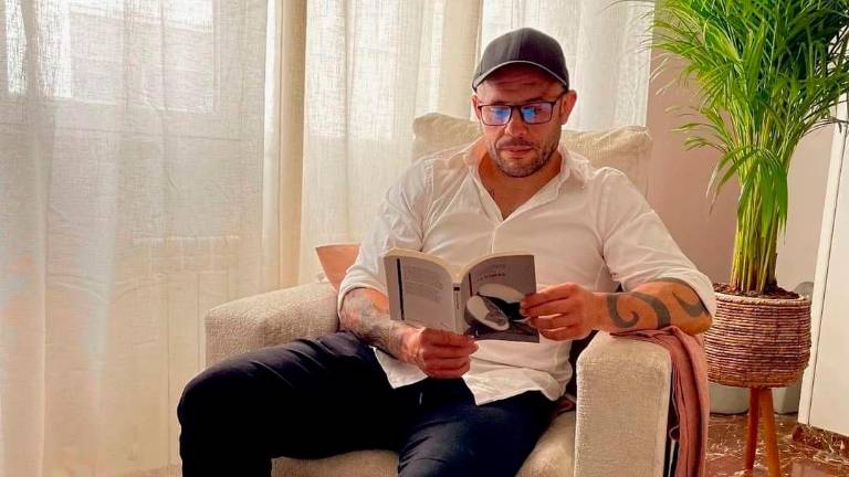 El boxeador Raúl Buendía presenta hoy “Dios va en taxi”