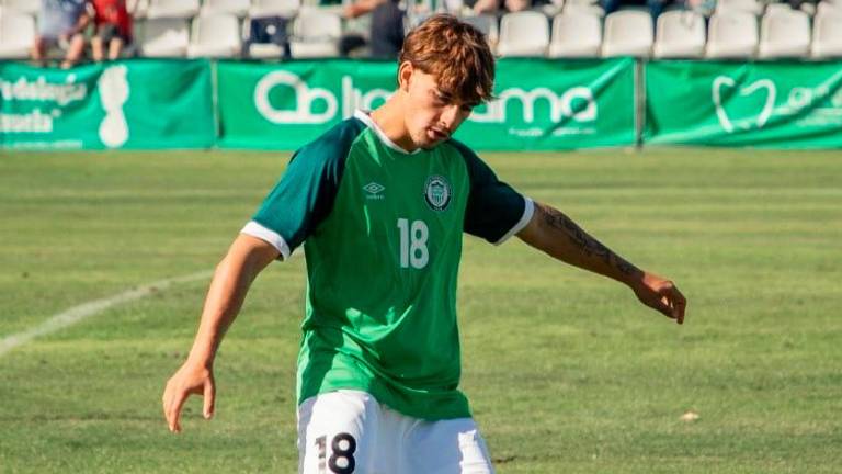 El Real Jaén apuesta por el futuro con el fichaje del delantero Adrián Fernández