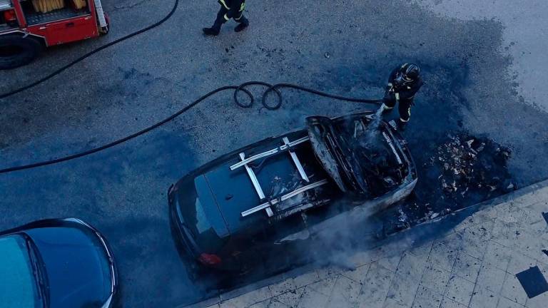 Un coche afectado por el incendio de un contenedor en Jaén