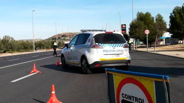 Un control de la Polícia Local de Jaén en una campaña de control del cinturón de seguridad. Archivo. / Ayuntamiento de Jaén.