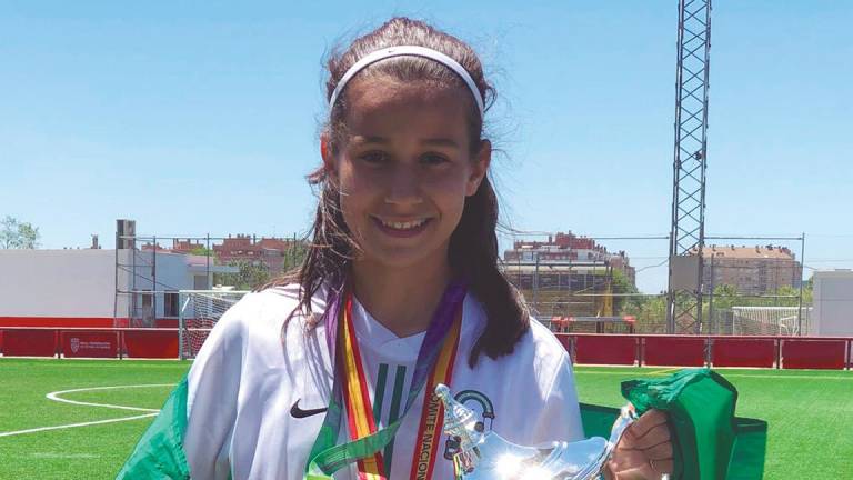 Casi una niña y ya es doble campeona de España de fútbol