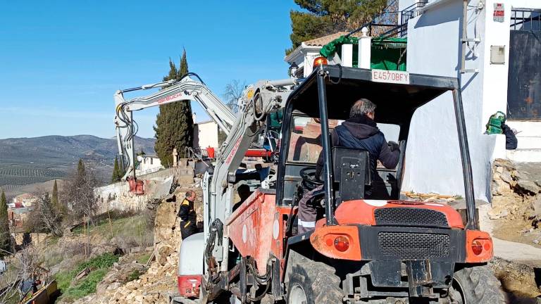 Intervención de emergencia para reconstruir el derrumbe de un muro en Alcalá la Real