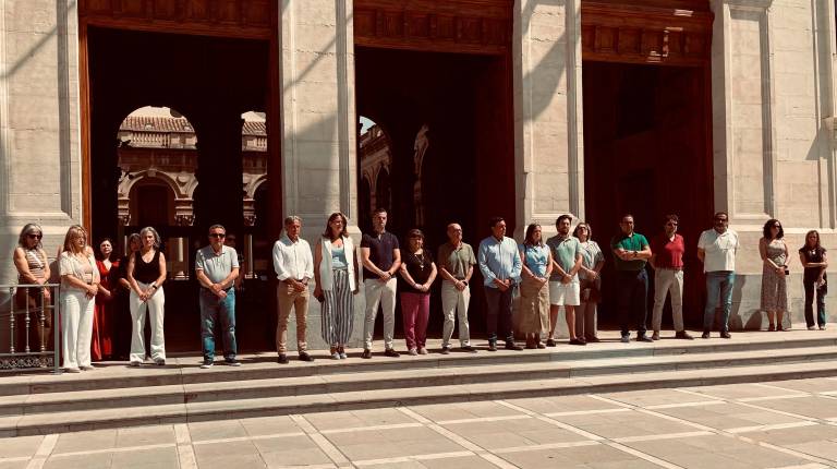 <i>Minuto de silencio en la lonja de la Diputación de Jaén.</i>