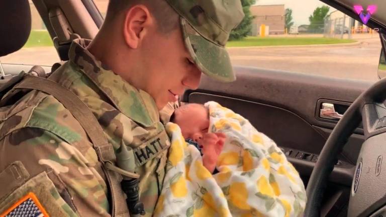 Un soldado se reencuentra con su bebé tras un año