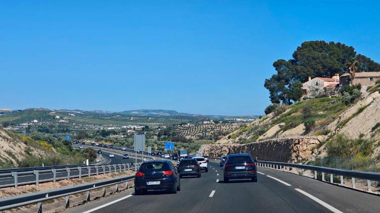 La operación retorno de Semana Santa pasa factura en las carreteras A-4 y A-44