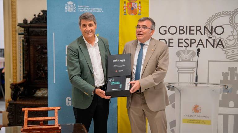 <i>El delegado del Ejecutivo central en Andalucía, Pedro Fernández, acompañado por el subdelegado en Granada, José Antonio Montilla. / Delegación del Gobierno en Andalucía. </i>