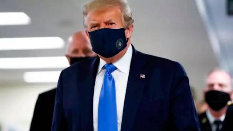 Trump aparece por primera vez con mascarilla en su visita a un centro médico militar