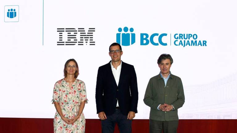 <i>De izquierda a derecha: Mercedes Aranda, directora general de Personas y Tecnología de BCC-Grupo Cajamar; Horacio Morell, presidente de IBM España, Portugal, Grecia e Israel; y un tercer directivo, Francisco Ruiz, subdirector de Tecnología y Procesos de BCC-Grupo Cajamar. / Grupo Cajamar. </i>