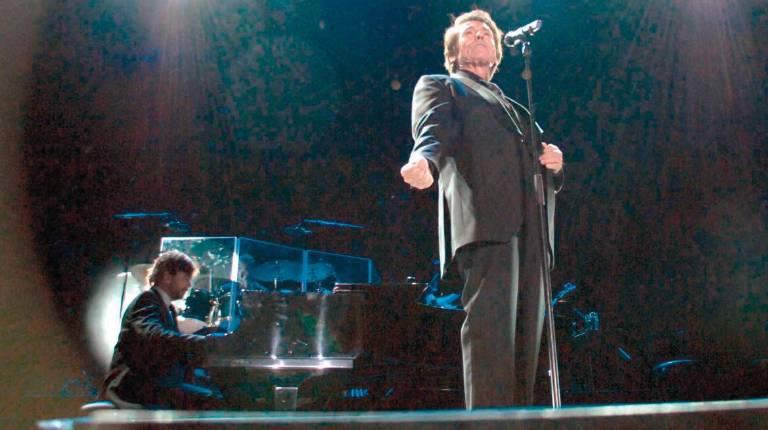 <i>El cantante linarense Raphael demostró sobre el escenario de su ciudad natal el excelente estado de forma del que disfruta en la actualidad. / Archivo Histórico de Diario JAÉN.</i>