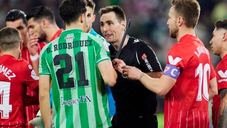 El Betis-Sevilla, suspendido tras el lanzamiento de una barra que impactó en Joan Jordán