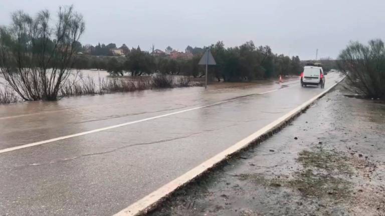 Varios tramos inundados en la carretera que conecta Linares con Guarromán