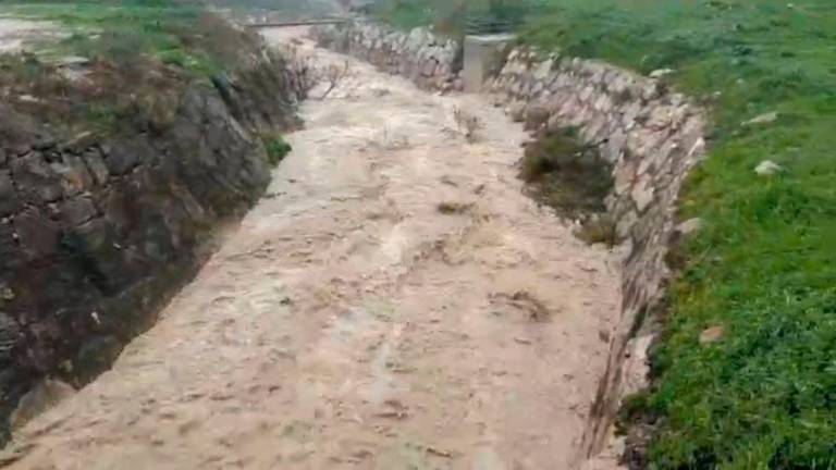 Los arroyos desembocan con un gran caudal en el Giribaile