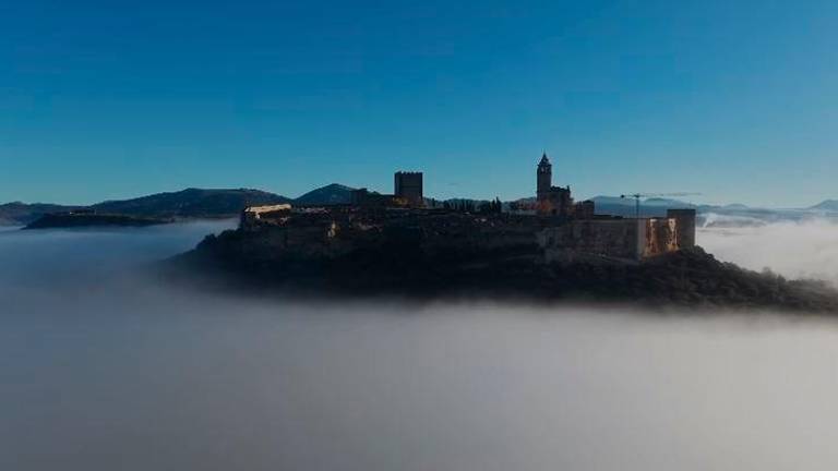 La Fortaleza de la Mota emerge entre el mar de nubes en Alcalá la Real