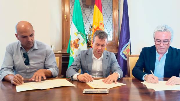 <i>José María Cano, Julio Millán y Blas García, en la firma del acuerdo. / Ayuntamiento de Jaén. </i>