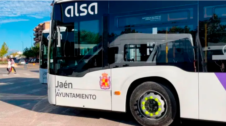 <i>Autobús urbano de Jaén. Archivo. / Ayuntamiento de Jaén.</i>